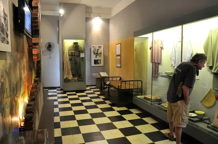 Khu vực phòng giam tại Nhà tù Hoả Lò