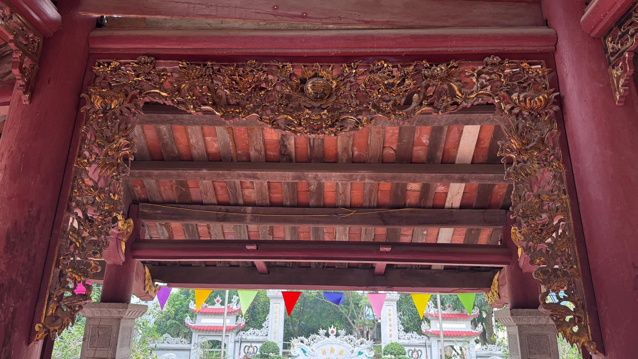 Cửa võng đình Kiều Mai