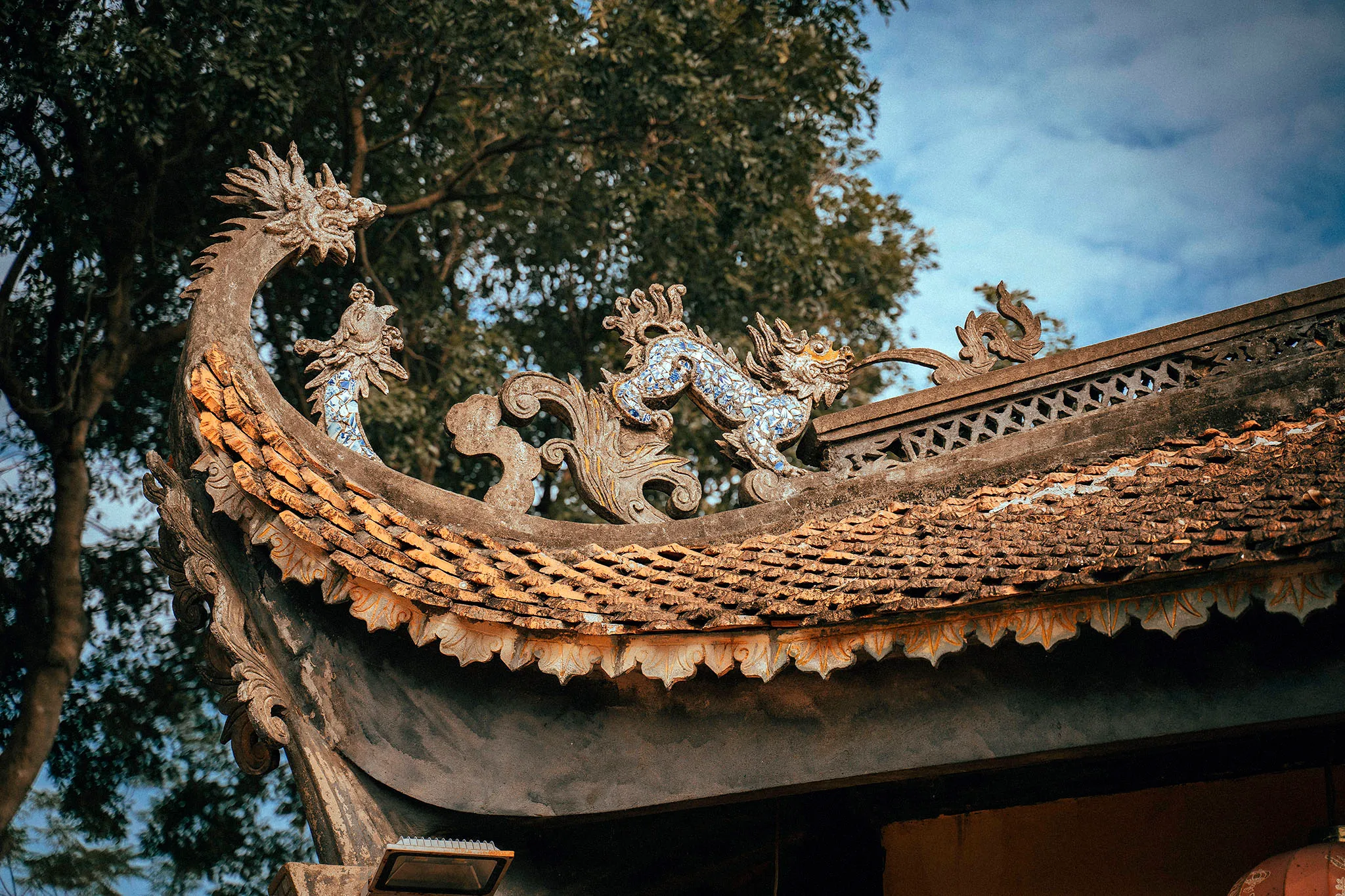 Hình tượng đầu rồng trên mái đao Đình Yên Duyệt