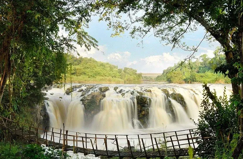 Thác Đray Sáp nước chảy cuồn cuộn