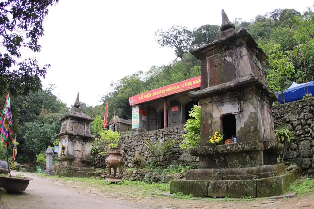Một góc Chùa Ngọa Vân với những ngôi đền nhỏ được xây dựng cách từ thời Phật hoàng Trần Nhân Tông