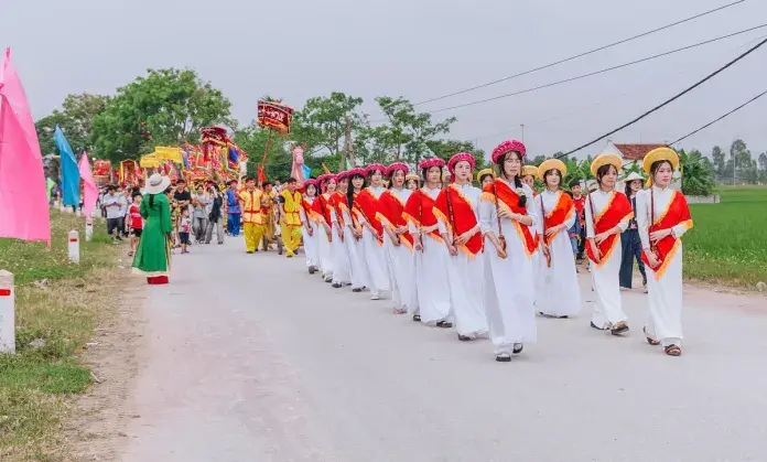 Đội nữ quan trong Lễ hội Đền Kim Lung