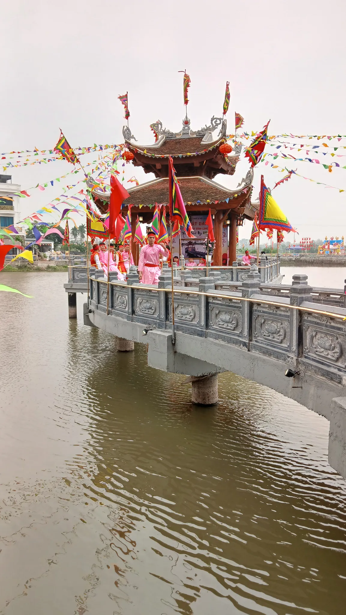 Thủy Đình làng Thái Hòa trong ngày lễ hội làng
