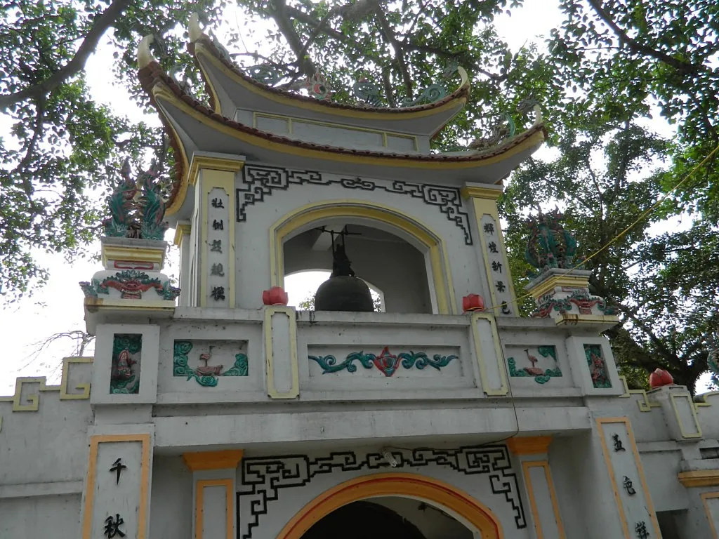 Cổng Đền Công Đồng Bắc Lệ nhìn từ phía bên trong ra