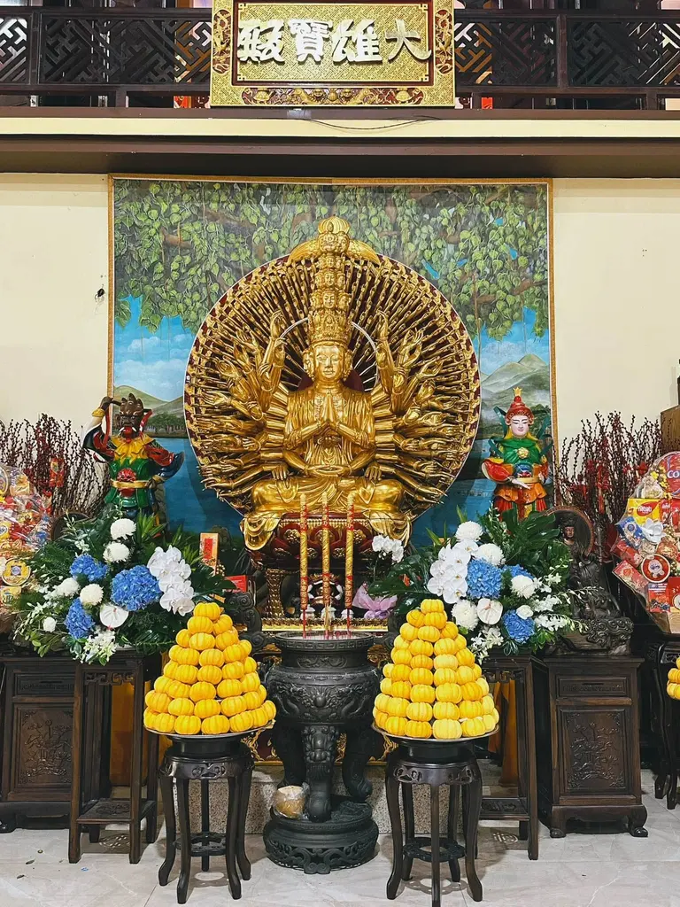 Bên trong Chùa Pháp Tạng