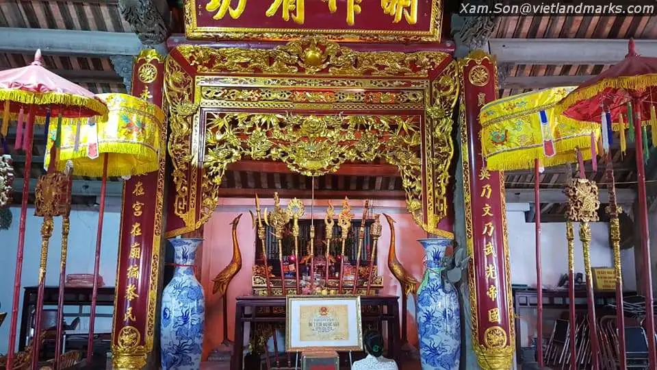 Ban thờ bên trong Đình Đọi Tam