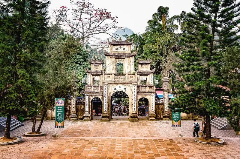 Tam quan cổng Khu di tích Chùa Hương