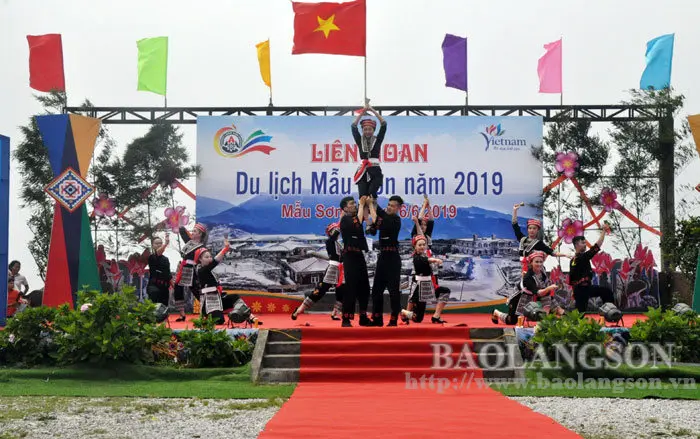 Tiết mục văn nghệ tại Lễ hội Liên hoan Du lịch Mẫu Sơn.