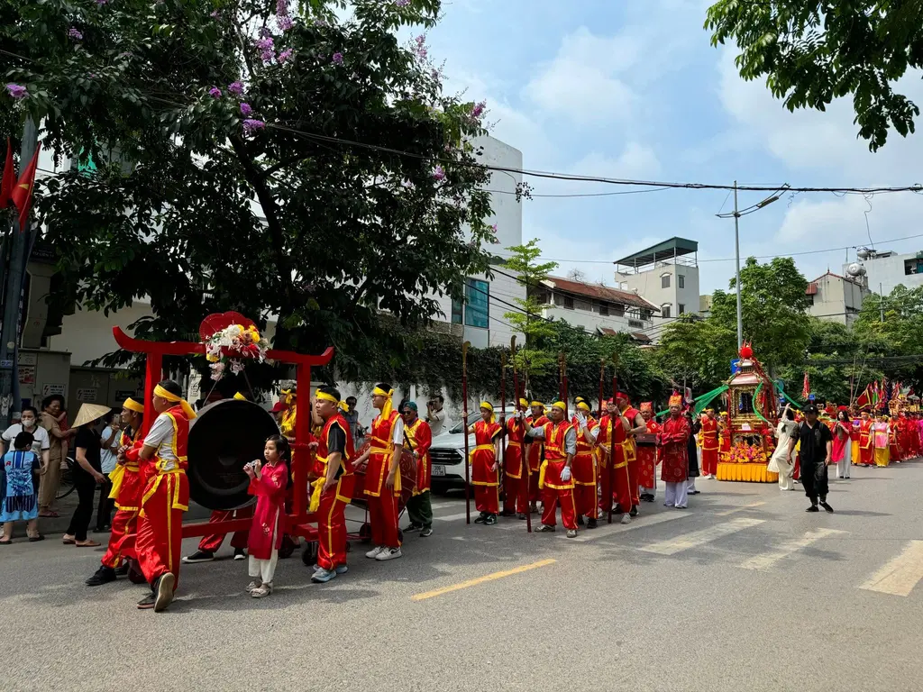 Khung cảnh đoàn rước tại Hội đình Tứ Liên