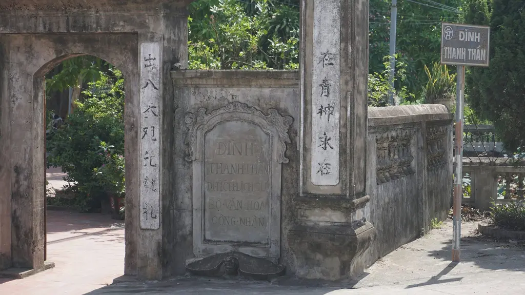 Bảng tên di tích bên ngoài cổng Đình Thanh Thần