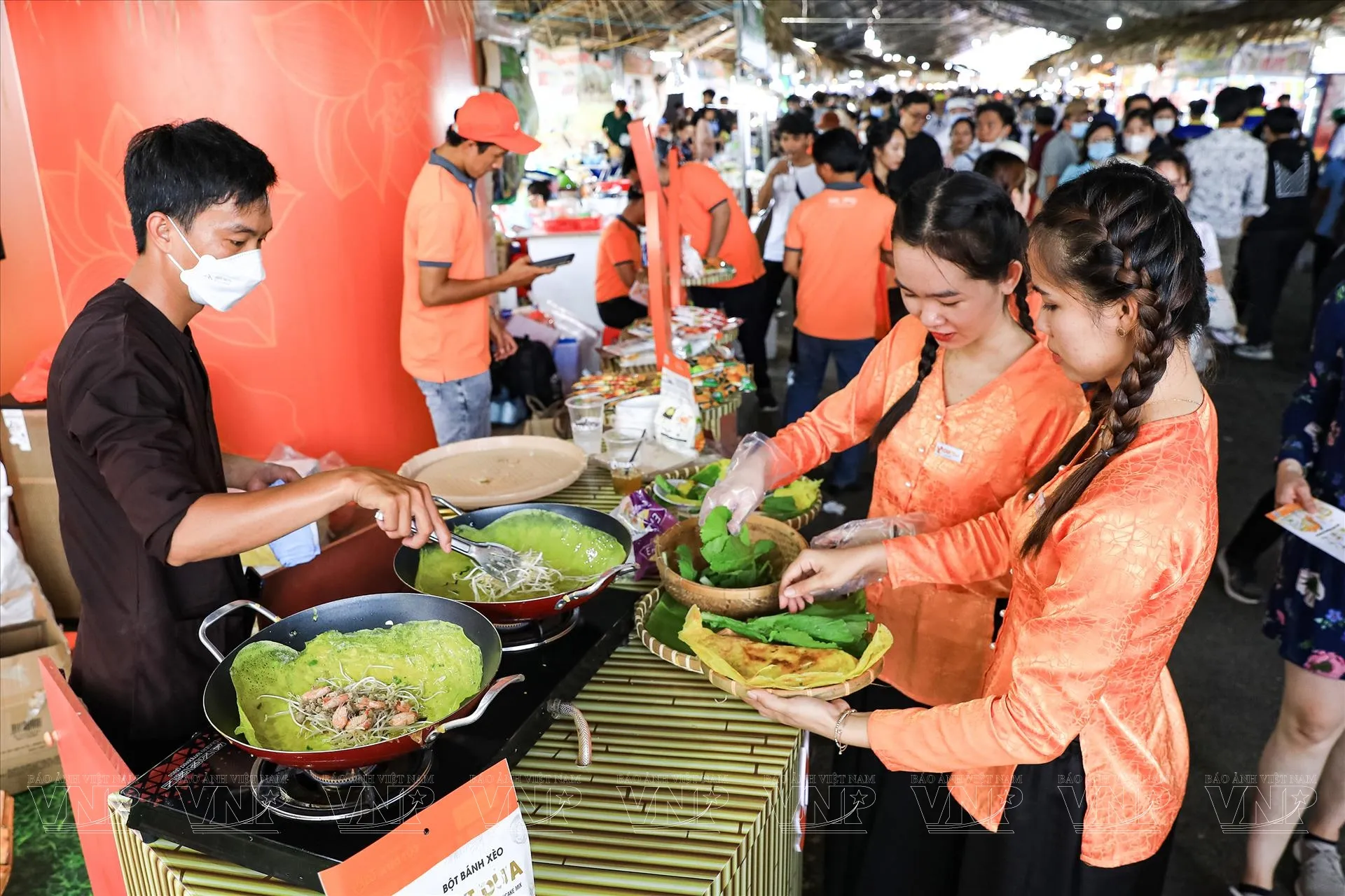 Gian hàng bánh xèo tại Lễ hội Bánh dân gian Nam Bộ