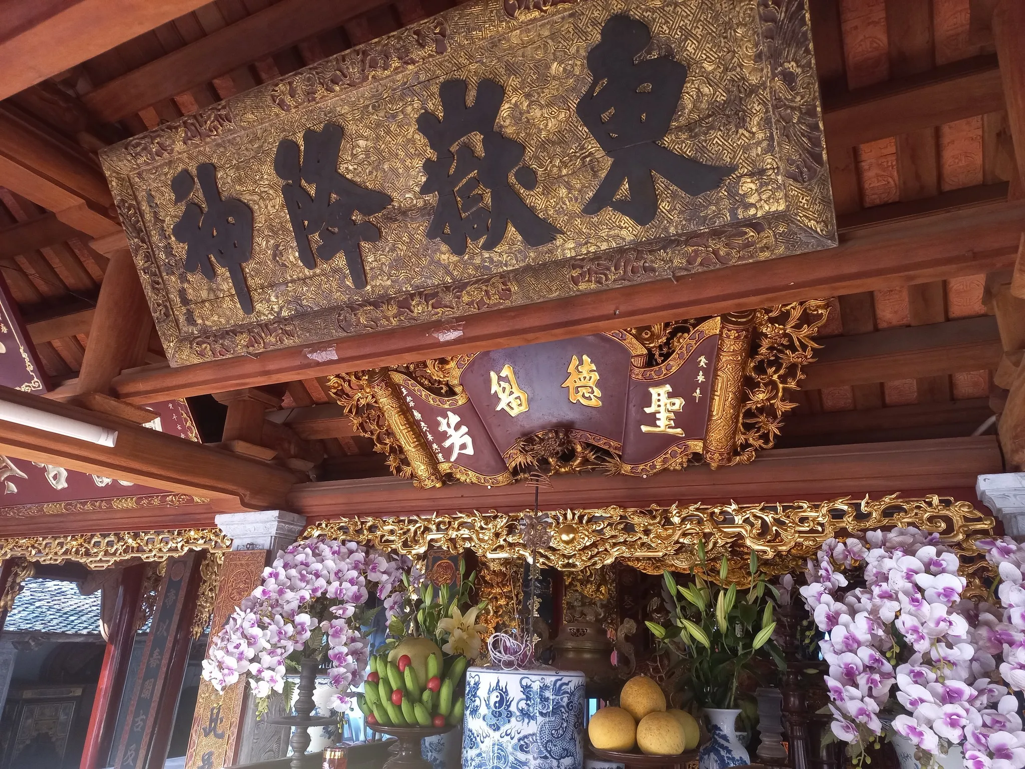 Biển tên trong di tích Đình Sơn Đồng
