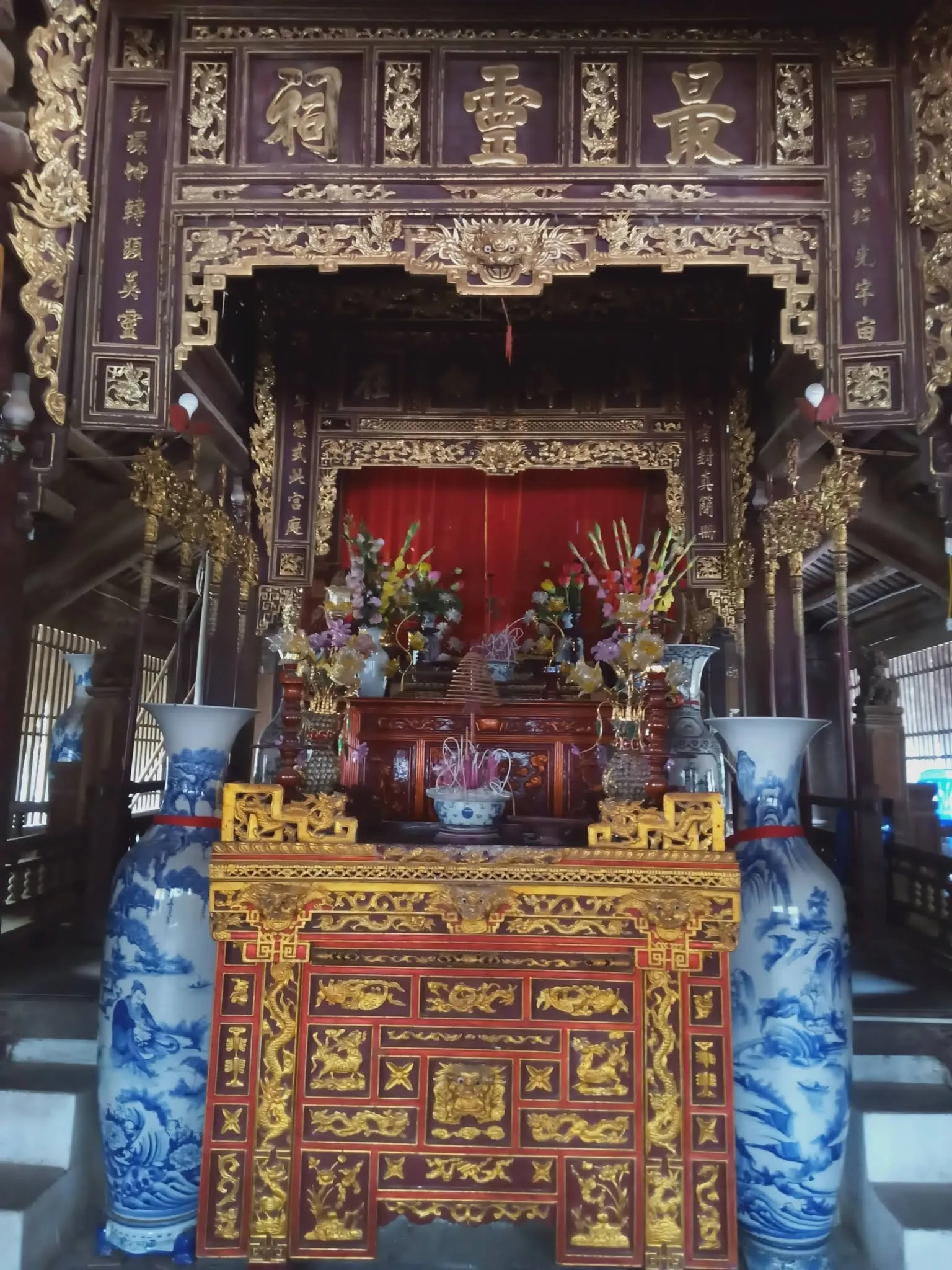 Ban thờ trong đình Hữu Bằng