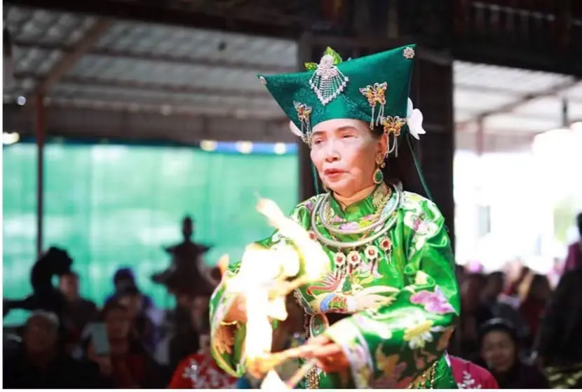 Hình ảnh nghệ nhân Trần Thị Duyên đang thực hiện nghi lễ hầu đồng