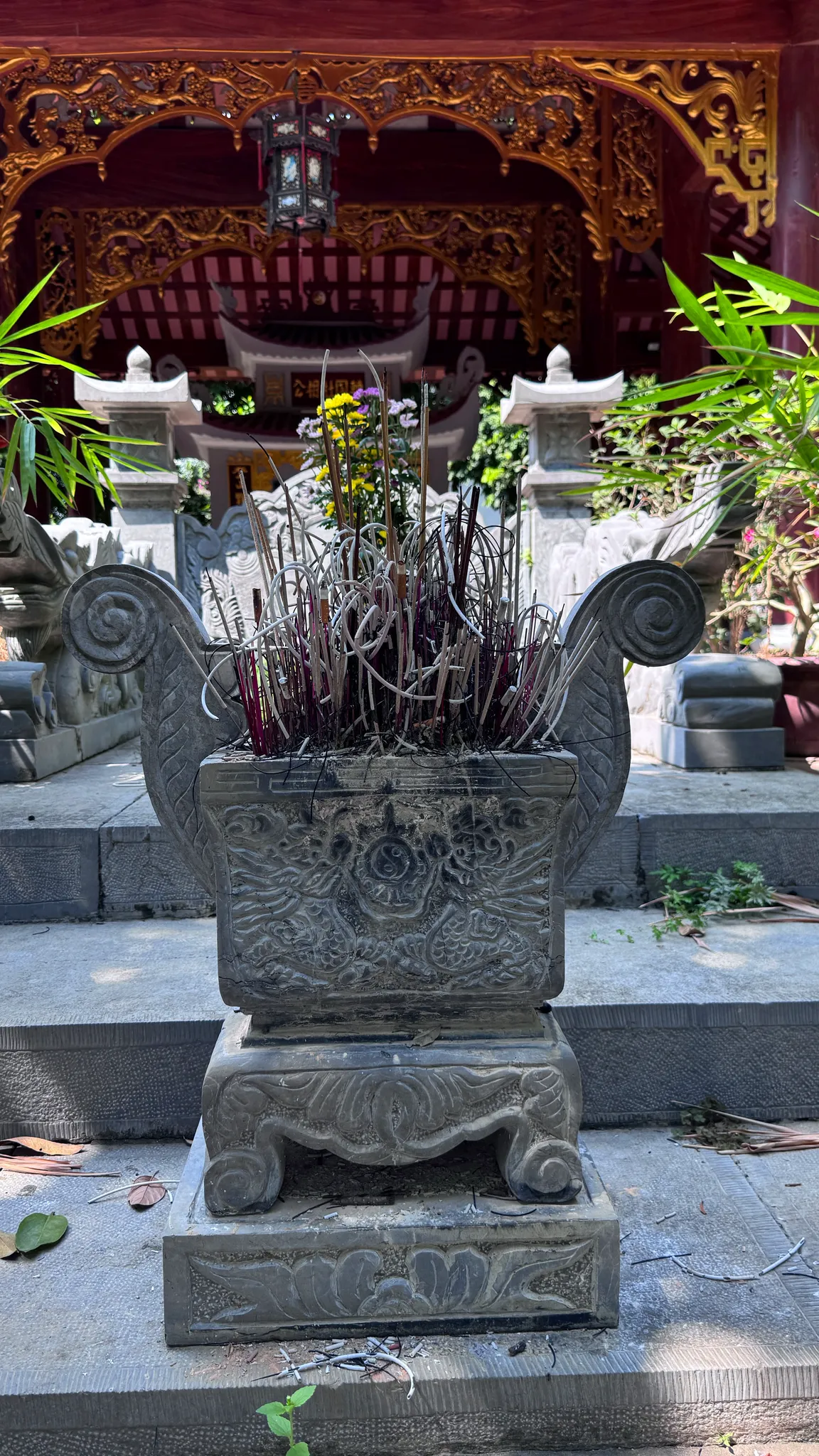 Lư hương trước mộ Đức thánh làng Hậu Ái