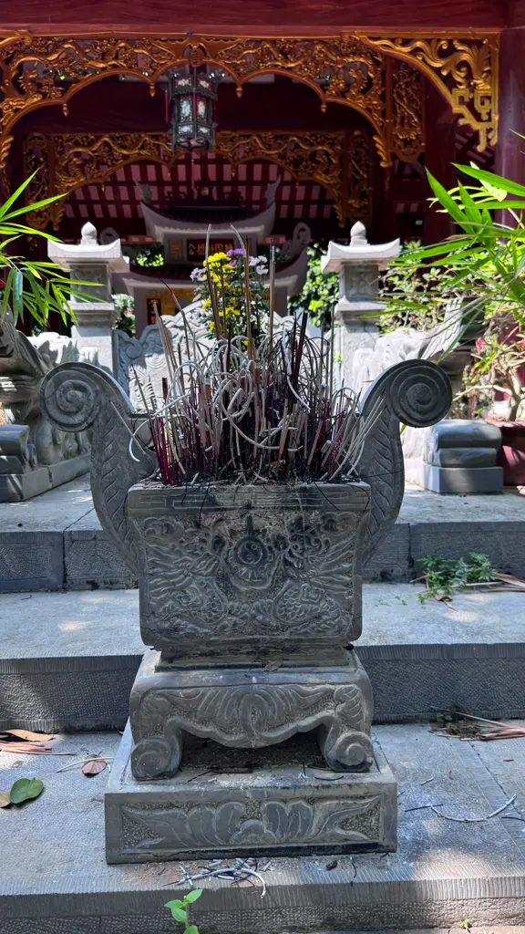 Lư hương trước mộ Đức thánh làng Hậu Ái