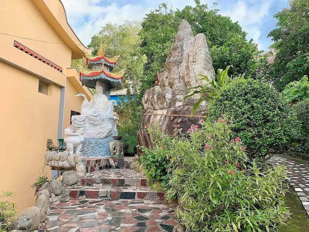 Tượng Phật tại khuôn viên Chùa Sùng Hưng