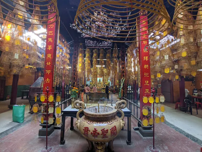 Bên trong Chùa Ông