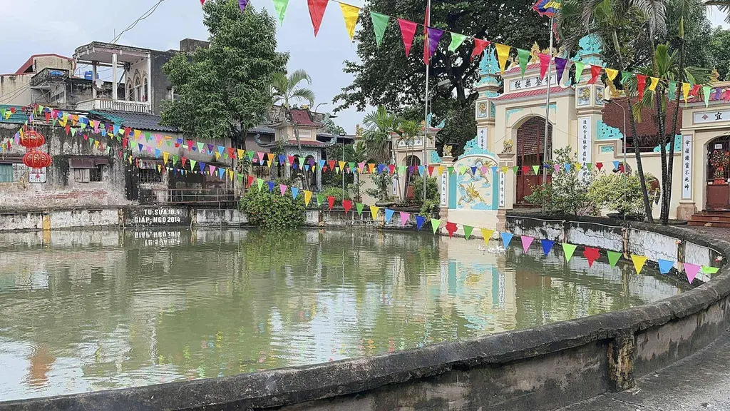 Cảnh quan bên ngoài Đình Khôn Thôn