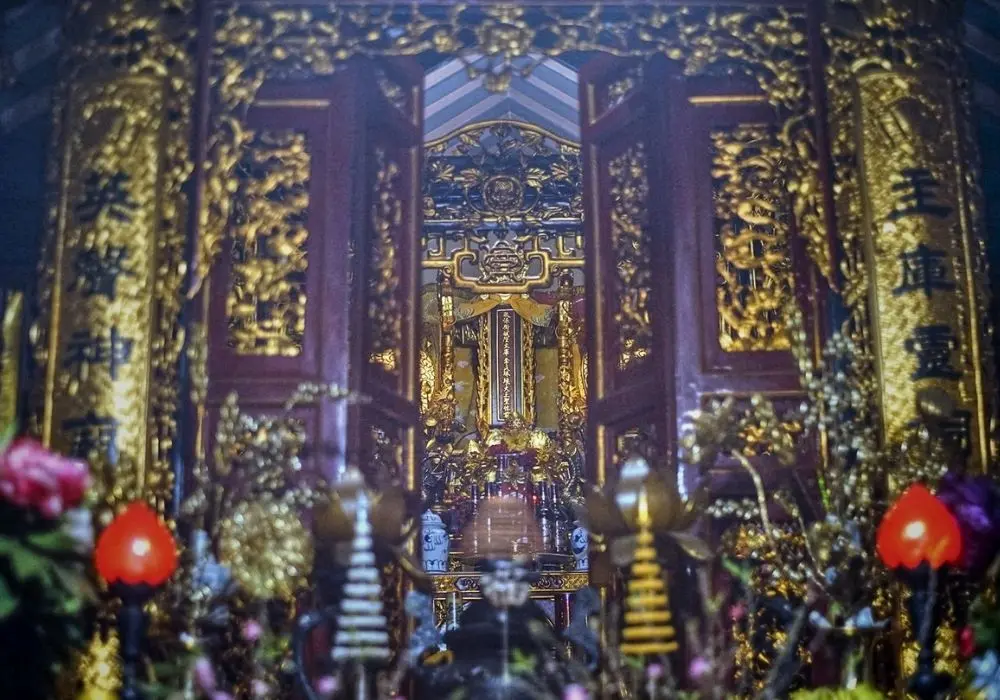 Nơi thờ bài vị Lý Châu Nương cùng long ngai và tượng của bà trong đình Giảng Võ