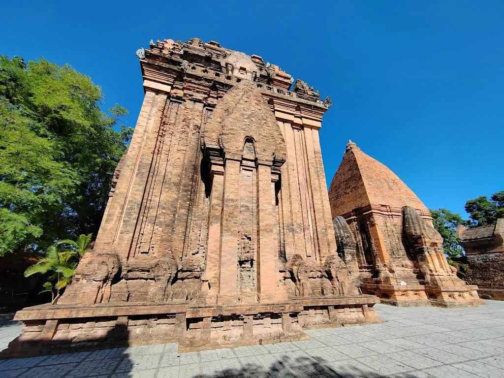 Cảnh quan kiến trúc di tích Tháp Po Nagar