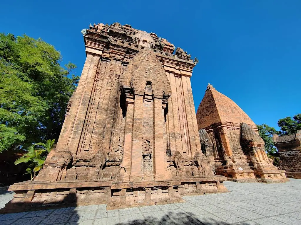 Cảnh quan kiến trúc di tích Tháp Po Nagar