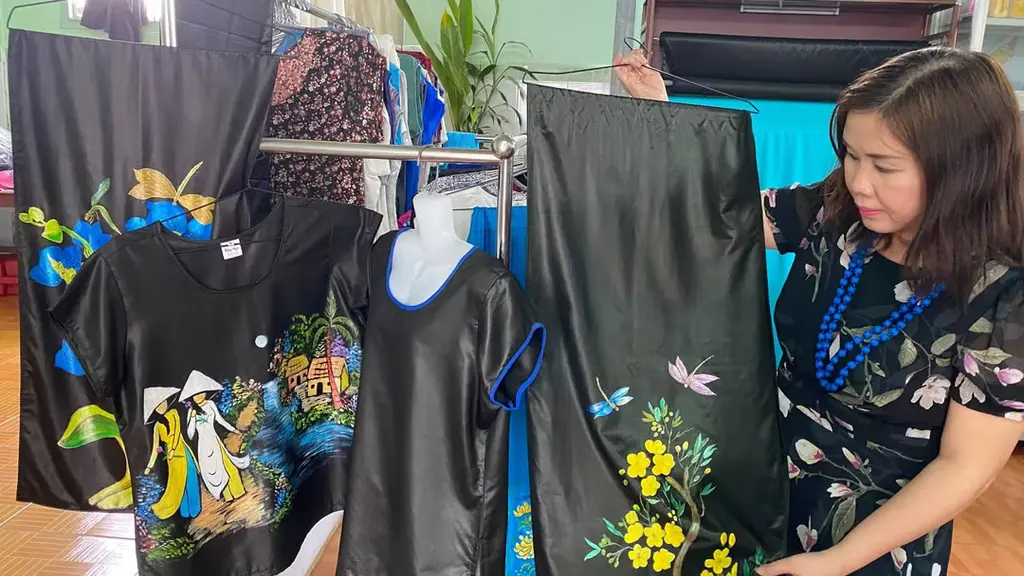 Một số sản phẩm từ lụa Tân Châu