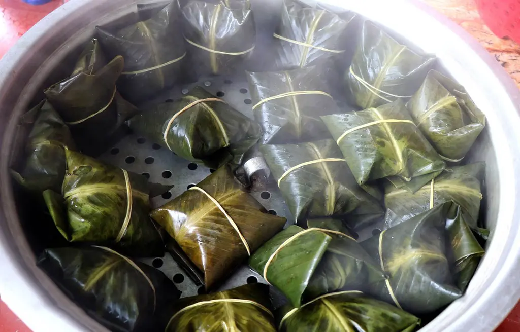 Bánh sau khi gói được mang đi hấp