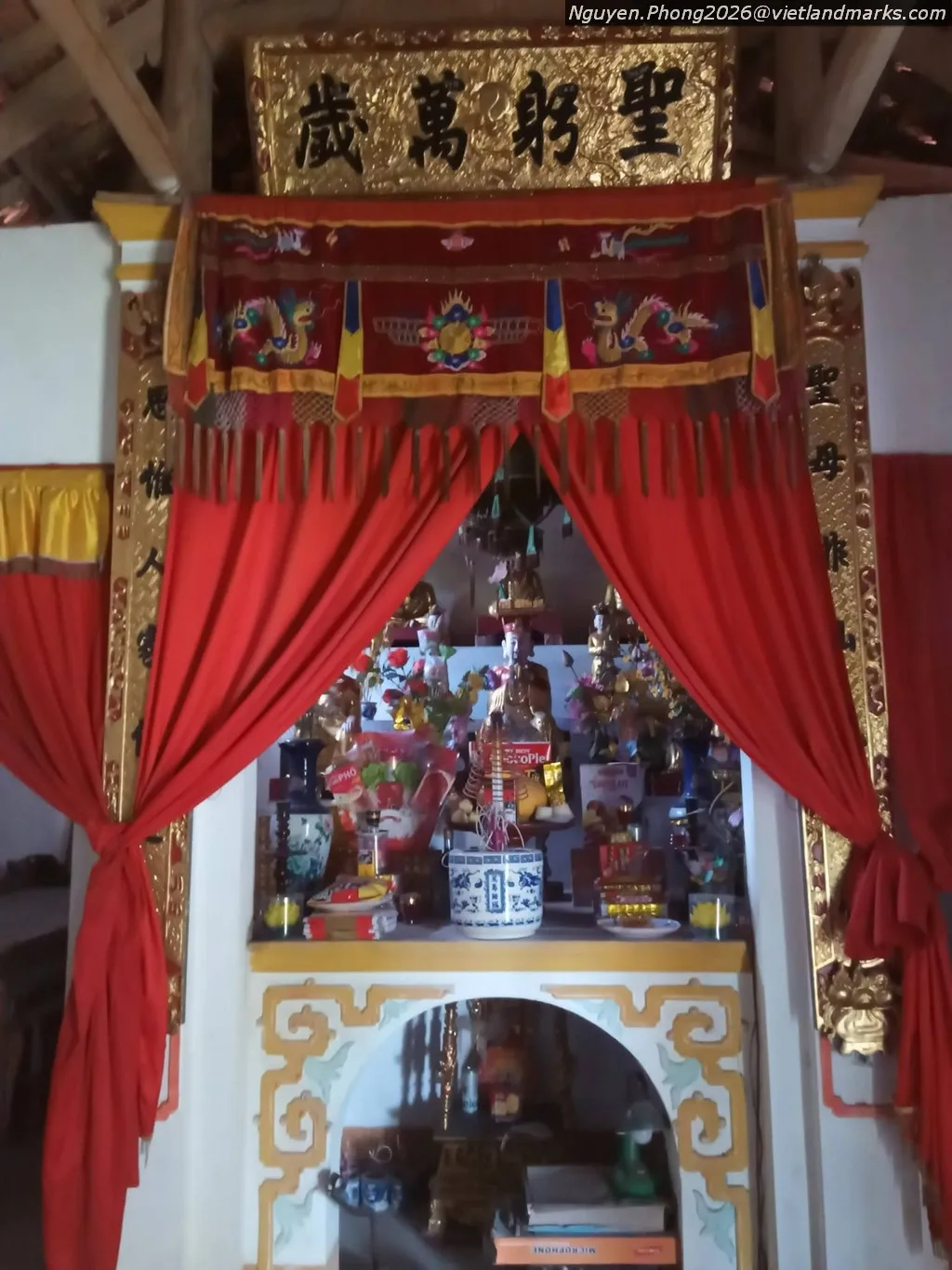 Bên trong Chùa Giai Sơn