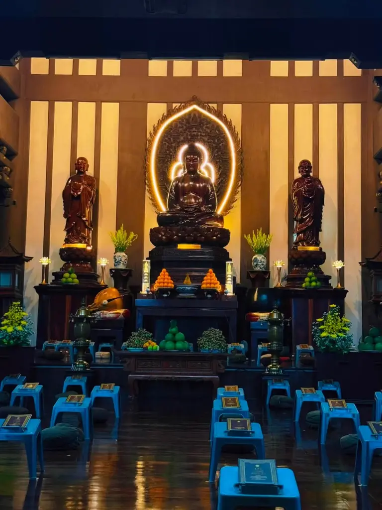Ban thờ bên trong Tu viện Khánh An