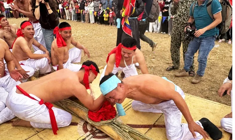 Thành viên hai đội vật tay trước khi vào trận đấu tại Lễ hội Kéo Co Hữu Chấp