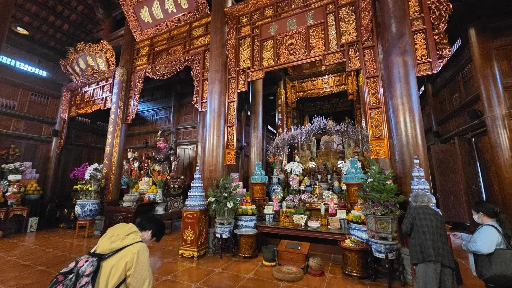Cảnh quan bên trong di tích Chùa Cự Đà (Khoan Tế)