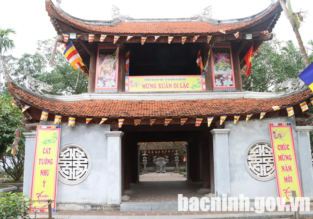 Cổng Tam quan chùa Bút Tháp