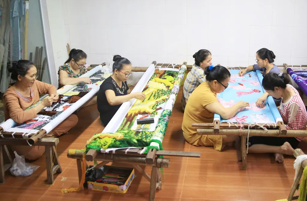 Sản xuất tranh thêu tại Làng Nghề Thêu Thôn Khoái Nội