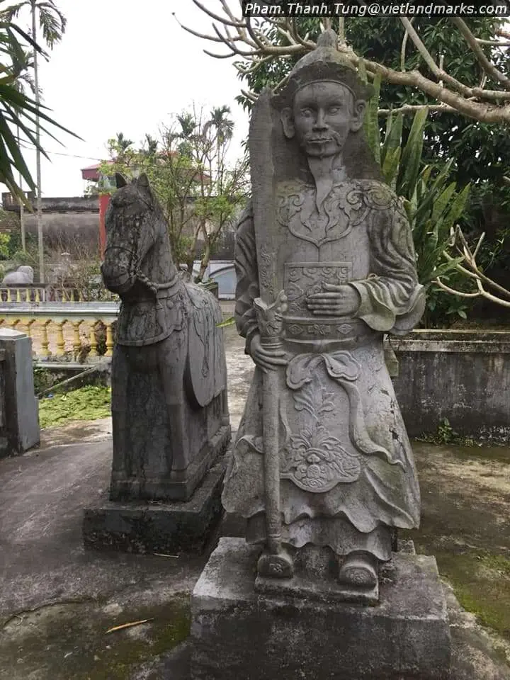 Tượng đá tại Lăng quận công Vũ Công Chấn