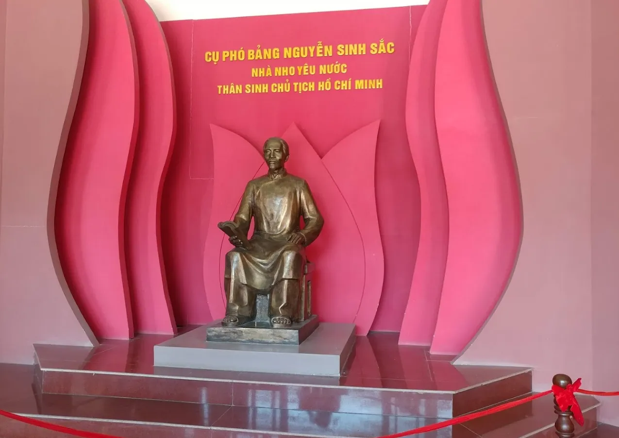 Bức tượng đồng tư thế ngồi của cụ Phó bảng Nguyễn Sinh Sắc