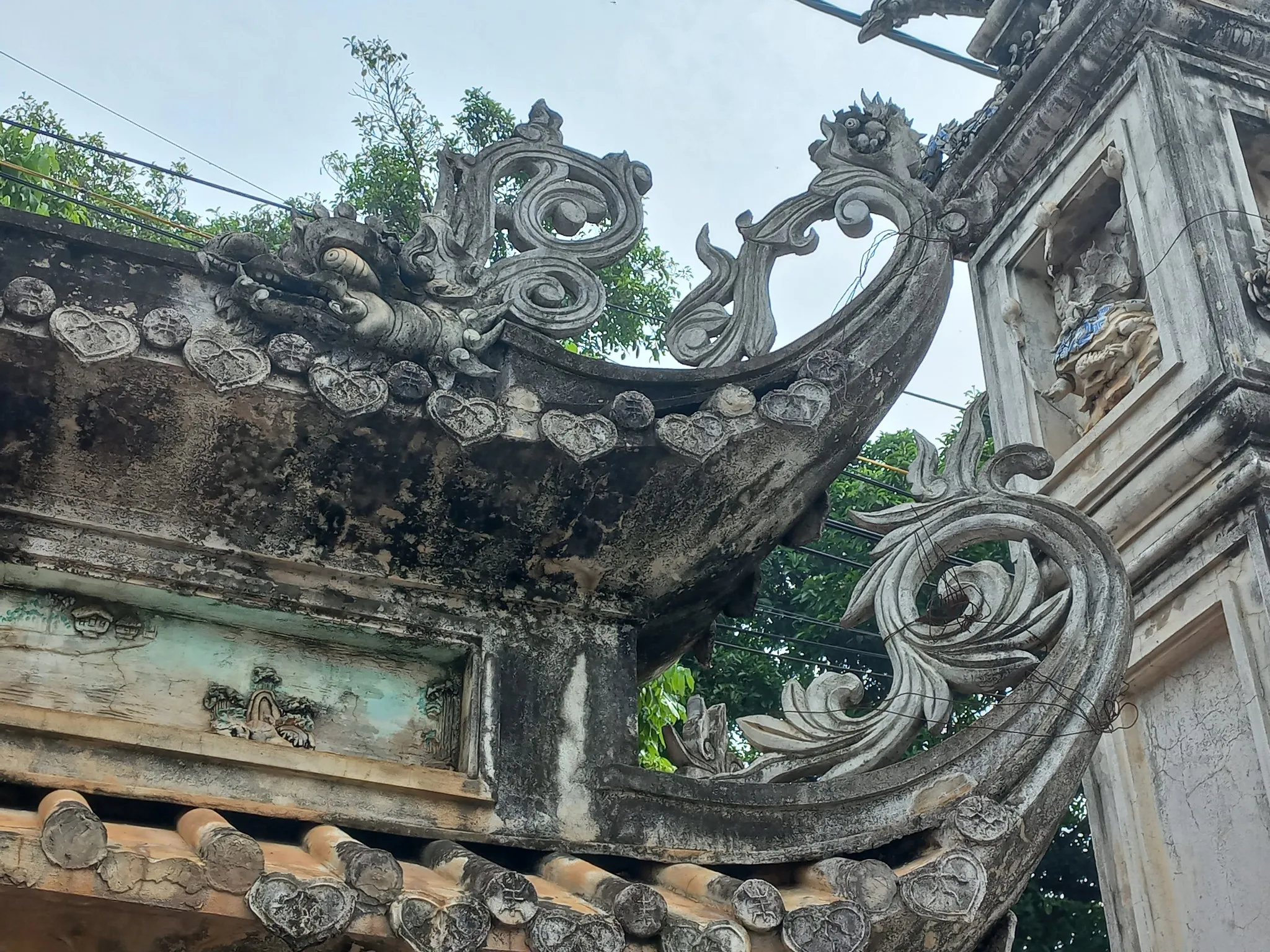 Cận cảnh chi tiết cổng tam quan Đình Phương Bản