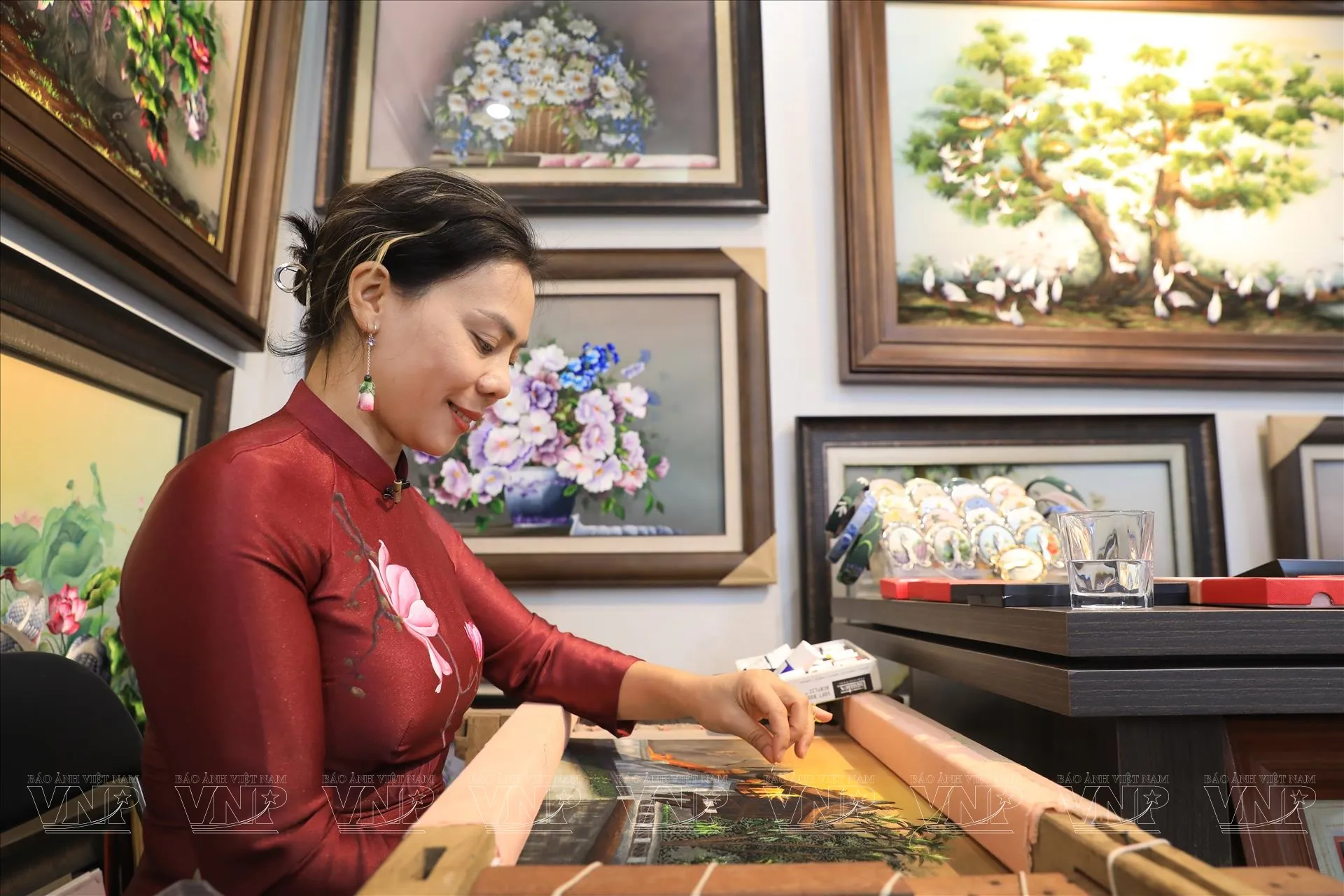 Nghệ nhân Nguyễn Thị Hằng tỉ mỉ trong từng mũi kim thêu