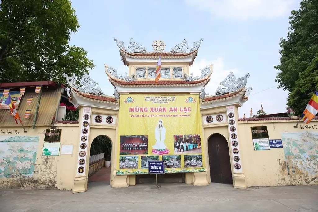 Cổng tam quan di tích Chùa Đông Dư Hạ (Phù Quang Tự)