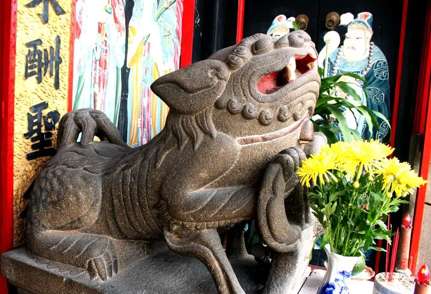Cận cảnh lân sư bằng đá ngay cổng ra vào Chùa Kiến An Cung
