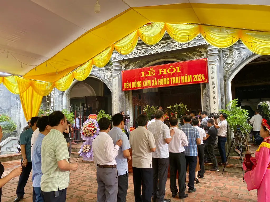 Đại biểu dâng hương tại Hội đền Đồng Xâm