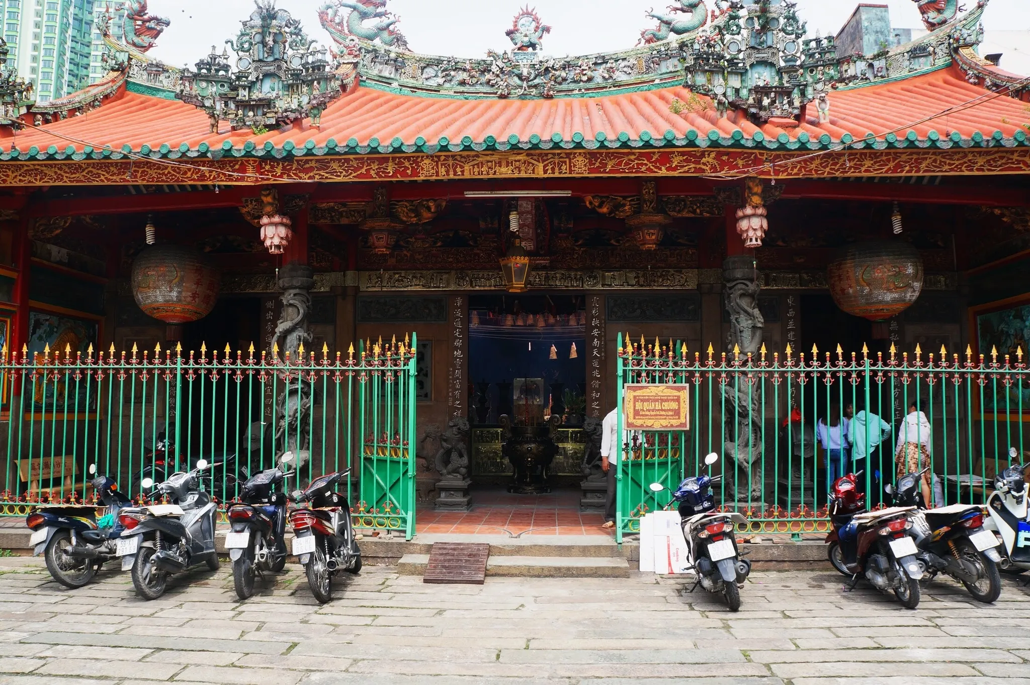 Tam quan cổng Hội Quán Hà Chương