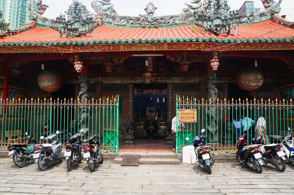 Tam quan cổng Hội Quán Hà Chương