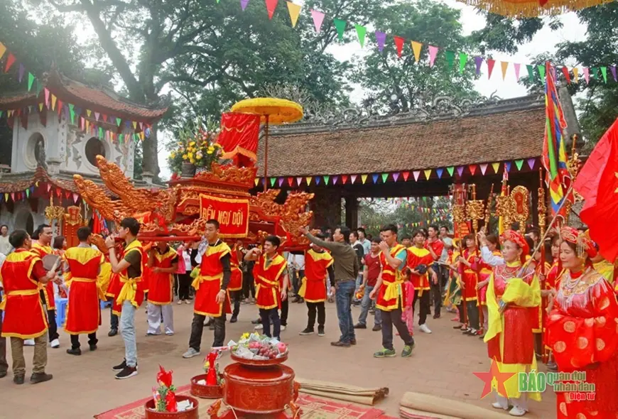 Chuẩn bị rước kiệu từ Đền Và sang đền Ngự Dội