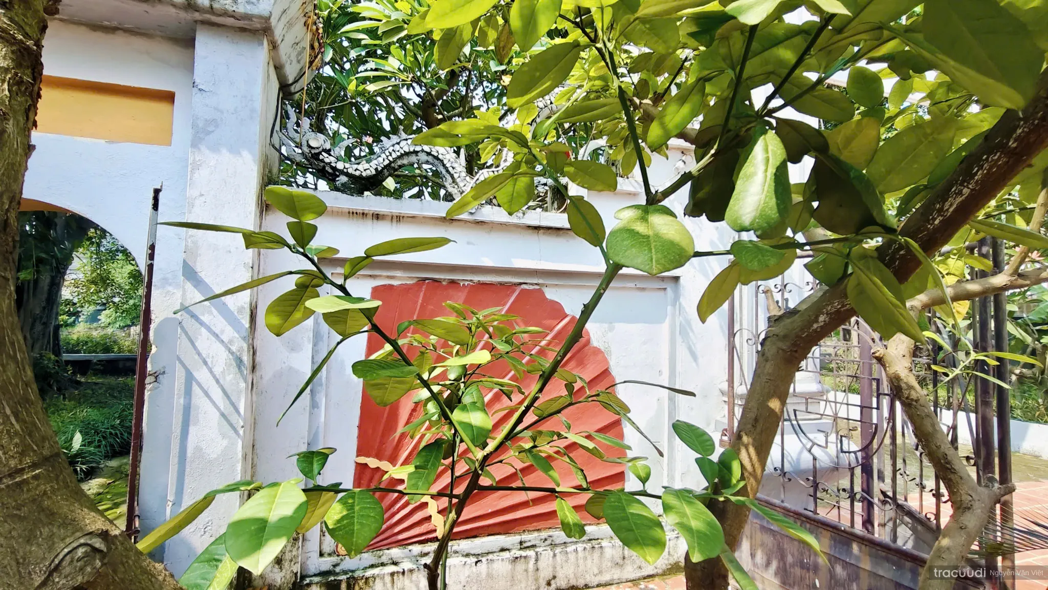 Phù điêu quạt bên trái nghi môn Đền Ngoài