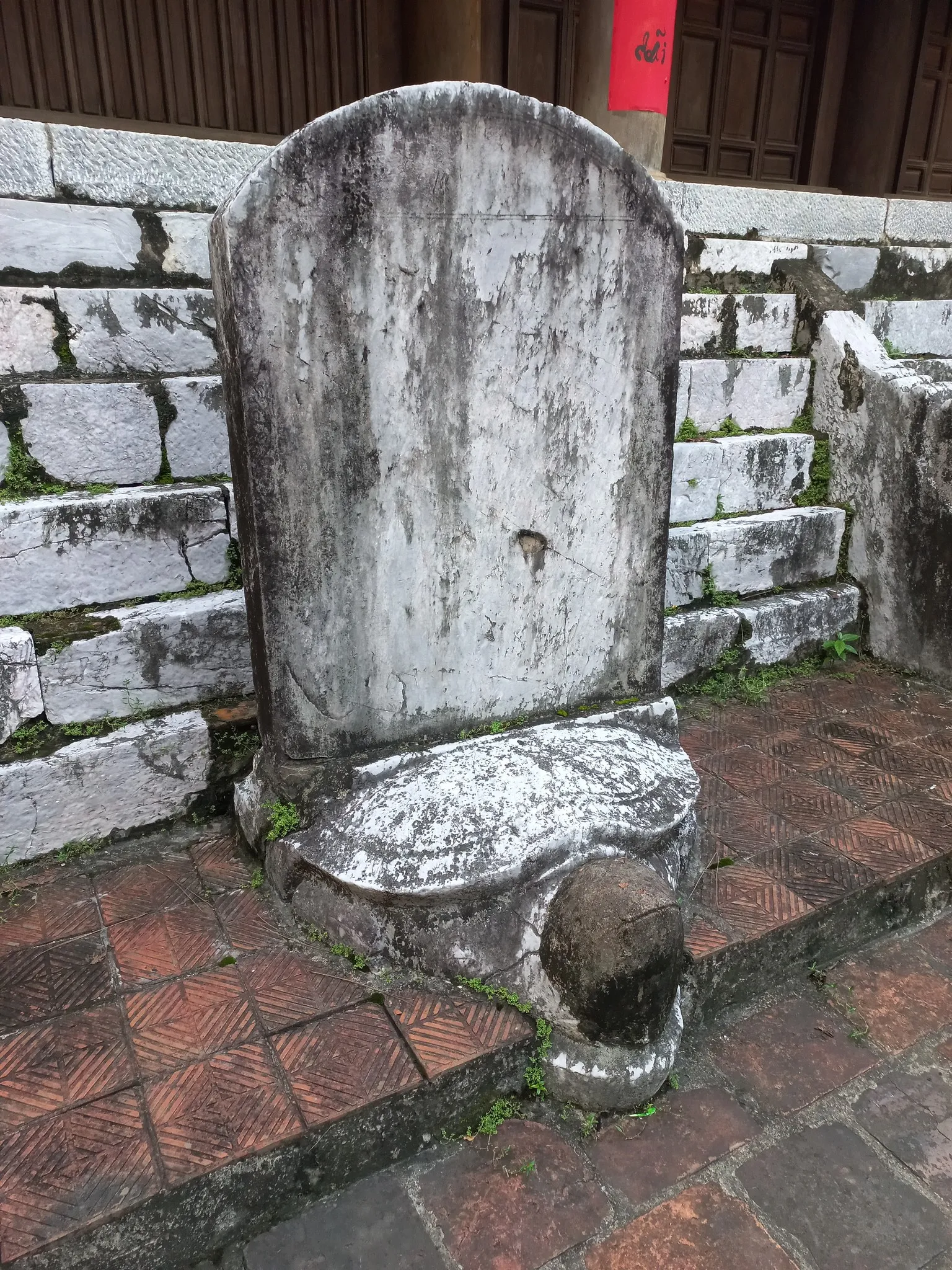Rùa đá đội bia trong sân Chùa Trăm Gian