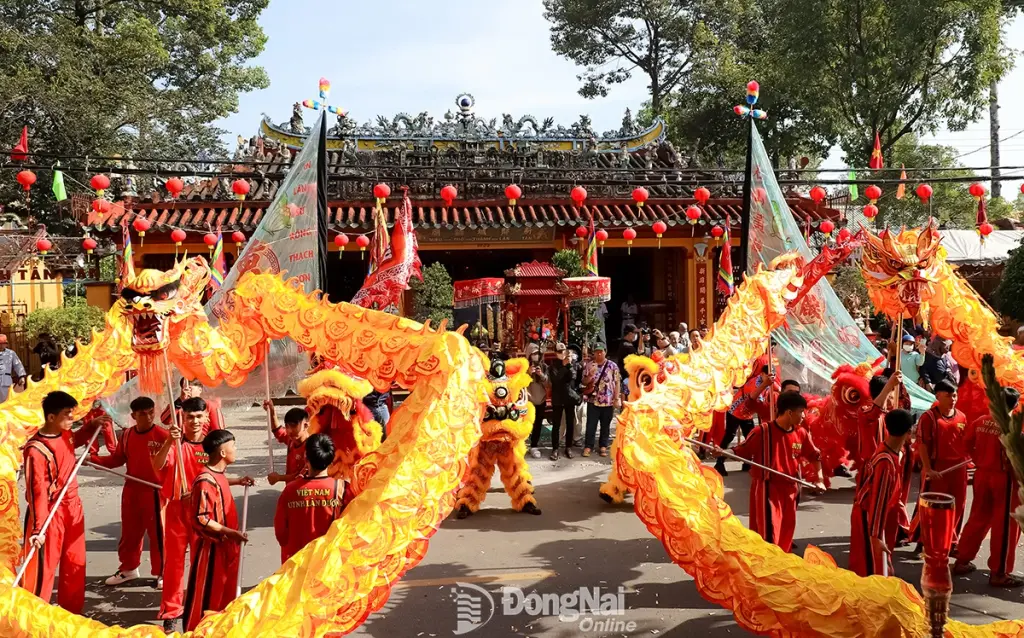 Một tiết mục lân - sư - rồng biểu diễn tại Lễ hội đình Tân Lân