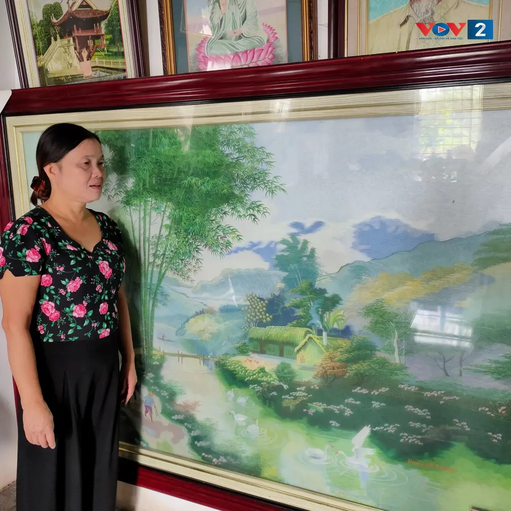 Nghệ nhân Hoàng Thị Khương bên bức Sơn thủy hữu tình trị giá 500 triệu đồng