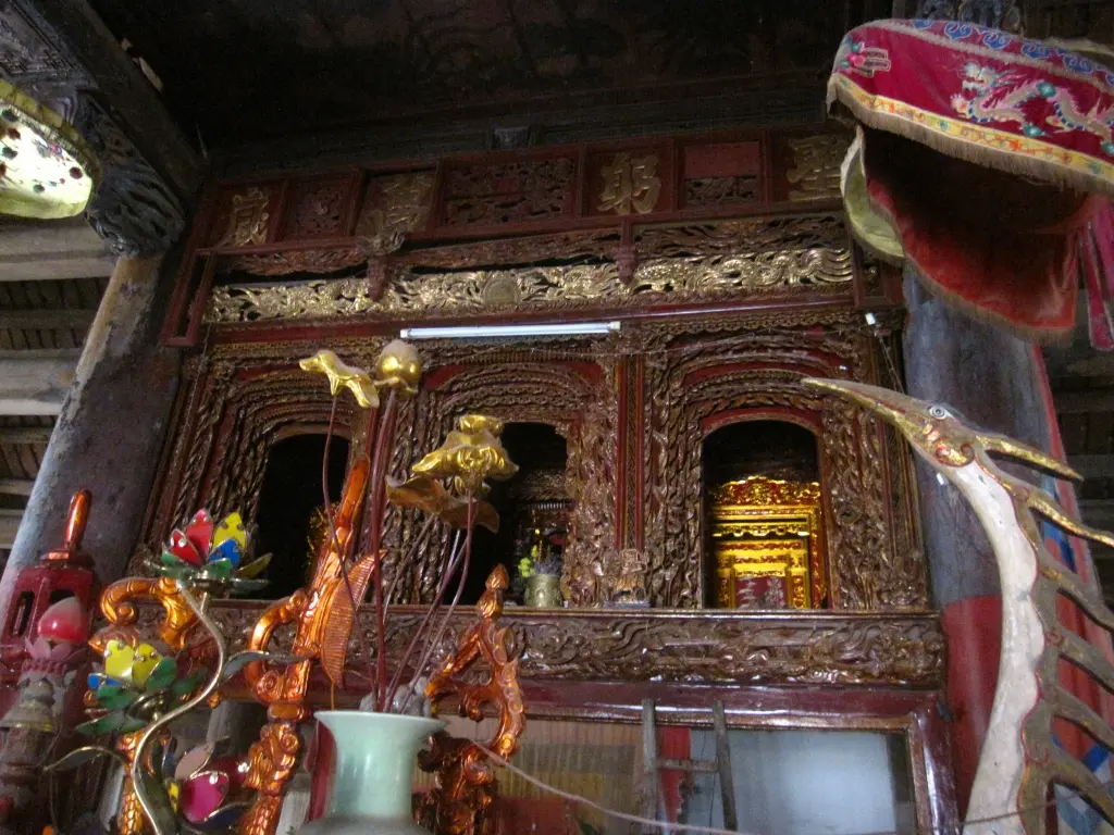 Gian thờ bên trong Đình Tiên Hường