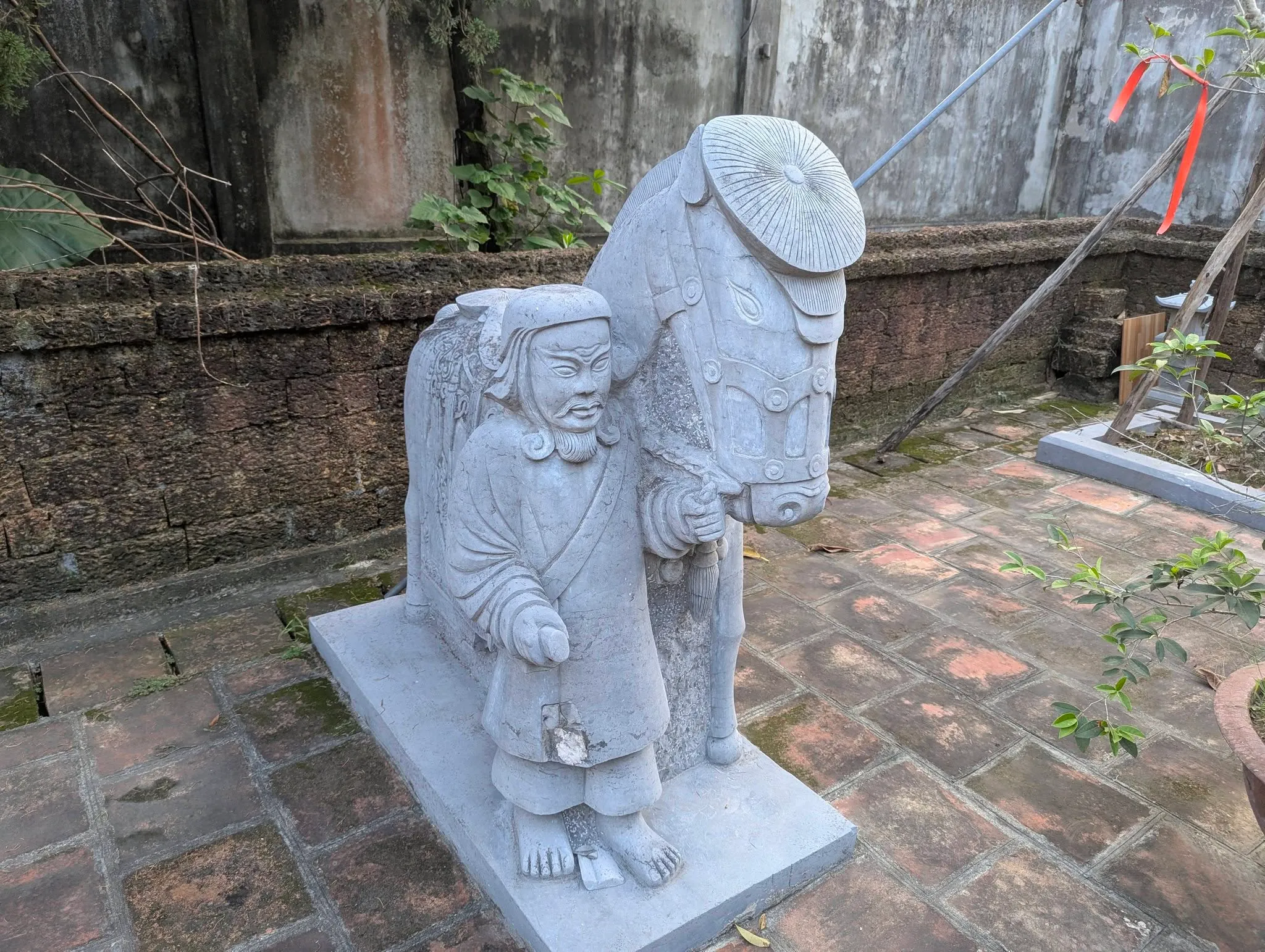 Tượng đá ở lăng Tô Vương trong đền Văn Hiến.